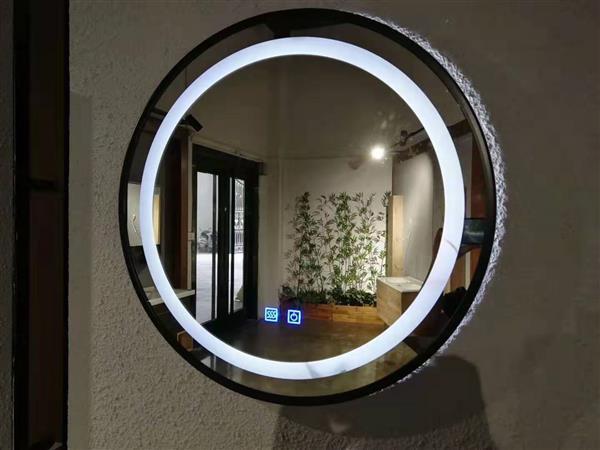激光雕刻机将镜子背面底漆去除配合灯光展示独特色彩